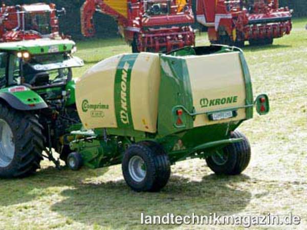 lVöllig neu entwickelt hat Krone die Comprima-Rundballenpressen. Im Bild das kleinste Modell der Baureihe, die Festkammerpresse Comprima F 125 XC.