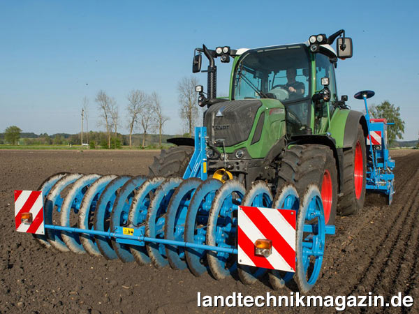 lMitas möchte auf dem Wadenbrunner Feldtag an die starke Partnerschaft mit Fendt anknüpfen. Deshalb zeigt Mitas auf dem Fendt Feldtag Wadenbrunn 2014 auf einem eigen Stand Spitzenprodukte für PS-starke Maschinen wie den Mitas AC65, im Bild montiert an einem Fendt 313 Vario.