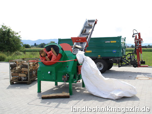 lBei der Trommelsäge ROTO CUT 4100 wurde der Sägespänekanal neu konstruiert, damit die Sägespäne einfach außerhalb der Maschine in einem Auffangsack gesammelt werden können.