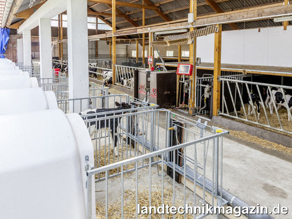 Bild: EuroTier Neuheiten-Silbermedaille 2014 für Management- und Fütterungssystem für Saugkälber mit integrierter Erfassung von Tierschutzindikatoren, URBAN GmbH & Co. KG., Hude, OT Wüsting, Deutschland, Halle 27, Stand A14.