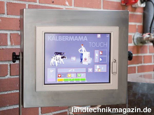 XL-Bild: Die komplett grafische, Touchscreen-basierte Benutzeroberfläche des Urban Tränkeautomat Kälbermama LifeStart soll den Bedienkomfort und die Benutzerführung des Automaten verbessern. Tägliche Tierkontrolle sowie Überwachung und Einstellung der Betriebsparameter für den Automaten sollen damit zum Kinderspiel werden