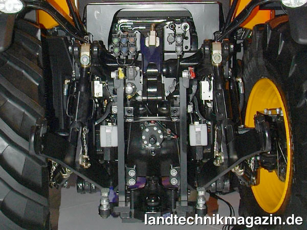 Bild: Im Vergleich zum JCB Fastrac 2000 sind beim neuen Fastrac 4000 die Hydraulikanschlüsse im Heck nicht mehr nebeneinander sondern als Block angeordnet sowie weiter hinten montiert und damit näher am Anbaugerät. Die Heckzapfwelle bietet die Drehzahlen 540/540E/1000/1000E.