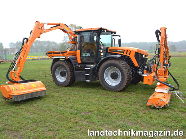 Bild: Neben der landwirtschaftlichen Ausführung bietet JCB den neuen Fastrac 4000 auch als Fastrac 4000 KOM für den Kommunaleinsatz an. Ab Werk gibt es den Fastrac 4000 KOM mit kommunalspezifischen Ausstattungsmerkmalen wie 4-Punkt-Aufbaurahmen für den Aufbauraum hinter der Kabine oder Kommunal-Frontanbauplatte und außermittiger Frontzapfwelle.