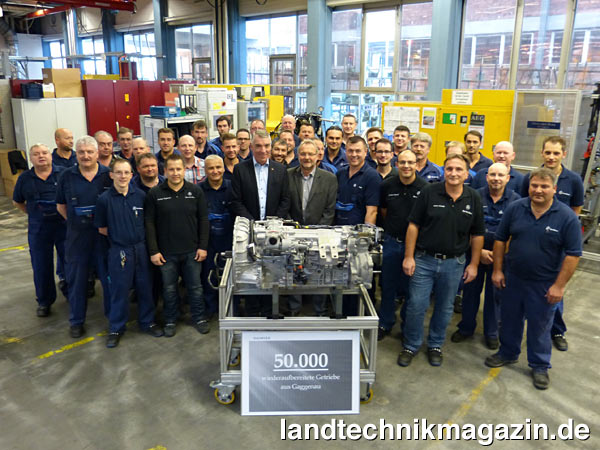 lRund 50 Mitarbeiter demontieren im Getriebe-Service-Center im Mercedes-Benz Werk Gaggenau die Getriebe auf der Suche nach der Fehlerursache und reparieren sie anschließend mit Originalteilen.