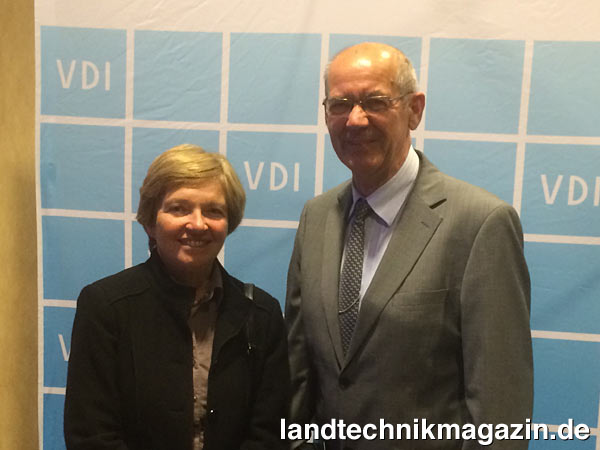 lProf. Dr.-Ing. Dr. h. c. Hans-Heinrich Harms (im Bild mit seiner Ehefrau) erhielt für seine hervorragenden wissenschaftlichen Leistungen auf dem Gebiet der Agrartechnik und sein außergewöhnliches Engagement als Ingenieur und Hochschullehrer das Ehrenzeichen des VDI. Neben zahlreichen Ehrenämtern in der Hochschulverwaltung sowie in diversen Kommissionen und Ausschüssen engagiert er sich auch sehr stark in Industrieverbänden, als Gutachter bei der DFG und bei der Max-Eyth-Gesellschaft im VDI.