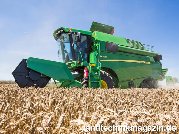 XL-Bild: Mit dem 5-Schüttler-Mähdrescher W330 PCT erweitert John Deere seine Kompaktklasse um ein zweites, noch kleineres Modell. Durch seine kompakten Abmessungen und seinen geringen Wenderadius soll es bestens für Regionen mit kleinen Feldern und engen Straßen geeignet sein.