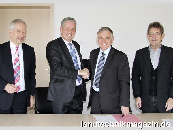 lArnd Spahn, Vorstandsvorsitzender der SVLFG (links), Reinhold Knittel, Geschäftsführer der SVLFG, Dr. Karl Thoer, Präsident des Bundesverbandes DEULA und Ottwin Seifert, Vize-Präsident des Bundesverbandes DEULA, unterschreiben neue Vereinbarung zur Zusammenarbeit im Bereich der landwirtschaftlichen Berufsausbildung.