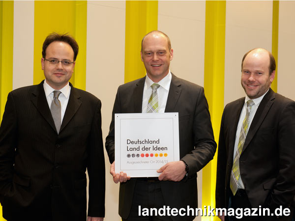 lThomas Böck (Mitte), in der Claas Konzernleitung verantwortlich für Technologie und Systeme, und die beiden E-Systems Geschäftsführer Dr. Carsten Hoff (rechts) und Christan Radons (links) freuen sich über die aktuelle Auszeichnung als „ausgezeichneter Ort im Land der Ideen“.