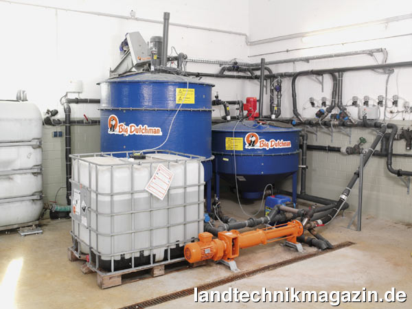 lMit dem neuen SwapTank-Verfahren kommt die Big Dutchman Schweine-Flüssigfütterung Hydromix ohne separaten Brauchwassertank aus. Das SwapTank-System verfügt über zwei unterschiedlich große Tanks die je nach aktuell benötigter Futtermenge entweder als Mixtank oder aber als Brauchwassertank fungieren.