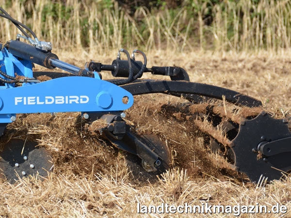 Bild: Bei den Rabe FIELDBIRD Kurzscheibeneggen für den Dreipunktanbau erfolgt die Einstellung der Arbeitstiefe serienmäßig über mechanische Spannschlösser oder wahlweise wie hier im Bild hydraulisch über Gleichlaufzylinder. Die hydraulische Arbeitstiefenverstellung ist bei den aufgesattelten FIELDBIRD Modellen serienmäßig.