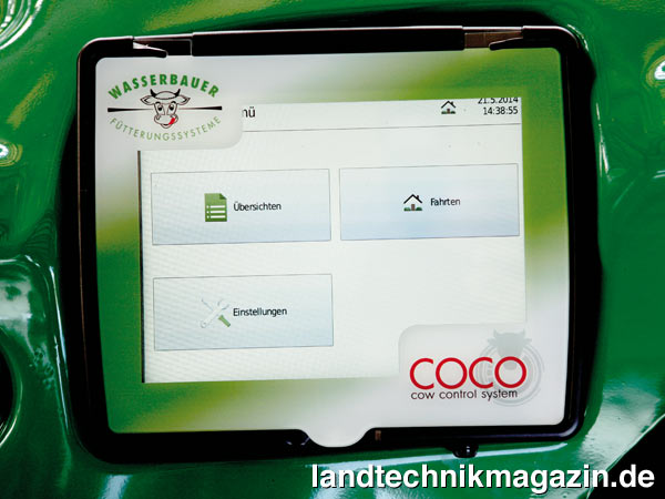 Bild: Gesteuert wird der Wasserbauer Butler Gold mit einem 10 Zoll Touchscreen, der seitlich am Fütterungsroboter befestigt ist. Die steuernde Software CoCo ist in der Lage 1.000 Tiere zu verwalten und stellt Futtermengen und Fütterungskurven grafisch dar.