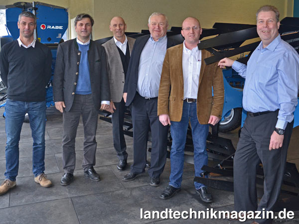 lOlivier Retailleau (Produktionsleiter Werk Langeais, links), Dietrich von Heimburg (kaufmännischer Leiter Rabe), Simon Schlüchter (Vertriebsleiter Rabe D, A, CH, BeNeLux), Patrick Besson (Direktor und Eigentürmer Grégoire-Besson Group), Frédéric Descamps (Produktionsleiter Werk Bad Essen), und Christoph Mingenbach (Rabe Produkt- und Marketingmanager) wollen die Marke Rabe mit neuen Werten zur alten Stärke bringen.