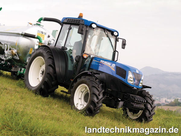 lDie neue New Holland Traktorenserie T4 LP (Low Profile) besteht aus den vier Modellen T4.75 LP, T4.85 LP, T4.95 LP und T4.105 LP (im Bild), die einen Leistungsbereich von 78 bis 106 PS abdecken. Durch ihren niedrigen Schwerpunkt eignen sich diese Traktoren vor allem für den Einsatz in Hanglagen.