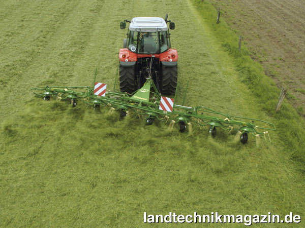 lDie Klappung der äußeren Kreisel erfolgt beim Krone Kreiselzettwender KW 8.82/8 jetzt über doppeltwirkende Hydraulikzylinder. Wahlweise rüstet Krone den KW 8.82/8 mit hydraulischer Grenzstreueinrichtung aus.