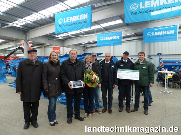 lLemken Juwel 8 Jubiläumspflug für Hermann, Maria und Johannes Bras (Bildmitte). Es gratulierten (v.l.): Ludger Gude, Dorothee Renzelmann (Geschäftsführung LVD Krone), Bernd Mienets, Thorsten Muhmann (beide Firma Lemken) und LVD Krone Fachberater Kai-Uwe Klönne.