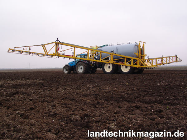 lDie neue Dubex Maxtor II mit 16.500 Litern Fassinhalt ist nach Herstellerangaben zurzeit die größte Anhängespritze in Europa. Bei 165 l/ ha Aufwandmenge können 100 Hektar nonstop appliziert werden.