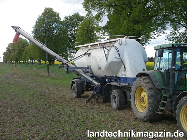 lDie 8 Meter lange CanAgro Förderschnecke mit 25 cm Querschnitt und 100 t/ h Leistung wird in Überladeposition gebracht. Hier wird die vordere Kammer entleert.