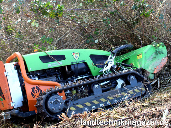 lDie funkgesteuerten MDB GREEN-CLIMBER Mulchraupen werden jetzt mit einem Dragone-Mulchkopf ausgerüstet.