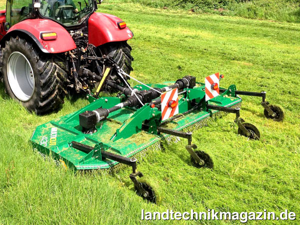 lDer neue Spearhead Mulcher Multi Cut 430 mit 4,30 m Arbeitsbreite arbeitet mit drei Rotoren die jeweils mit zwei starken Multi-Cut-Messern mit Windflügeln bestückt sind. Die Höheneinstellung erfolgt über vier stabile Räder am Heck des Mulchers.