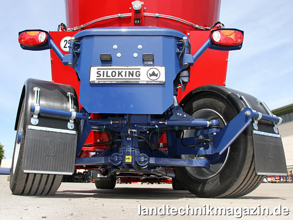 lDer SILOKING SelfLine Premium 2115-21 SCR Futtermischwagen-Selbstfahrer verfügt jetzt serienmäßig über eine hydropneumatisch gefederte Einzelradaufhängung an der Hinterachse.