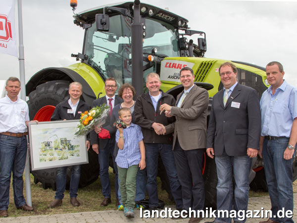 lOffizielle Schlüsselübergabe für den 25.000. in Deutschland verkauften Claas Traktor: Andreas Döscher (Verkaufsberater Fricke Landmaschinen GmbH), Frank König (Geschäftsführer Fricke Landmaschinen GmbH), Heinz Gartelmann (Geschäftsführer Fricke Landmaschinen GmbH), Barbara Heerdt und Tjark Heerdt jun., Lohnunternehmer Frank Heerdt, Dr. Benjamin Schutte (Claas Verkaufsleiter Traktoren), Markus Kemper (Claas Werksbeauftragter) und Thomas Bormann (Claas Kundendienstinspektor).