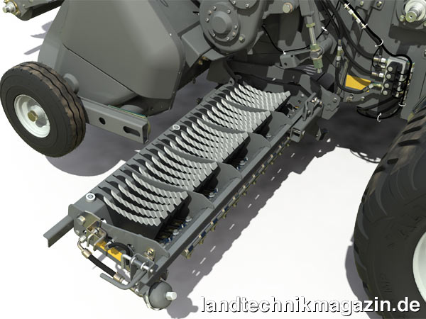 Bild: Der neu entwickelte Schneidwerksboden mit dem Messermagazin kann beim ProCut-Schneidwerk der Massey Ferguson MF 2200 Quaderballenpressen hydraulisch abgesenkt werden. Für Wartungs- und Reparaturarbeiten kann er anschließend – nach Lösen eines Sicherungshebels – seitlich in voller Breite herausgezogen werden.