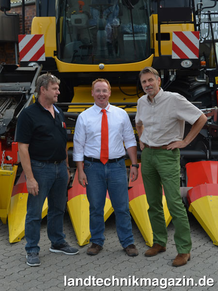 lVon links nach rechts: Peter Oberbacher, Franz Moser und Thomas Gruber vor dem Ziegler-Harvesting Cornchampion.