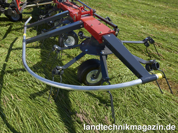 Bild: Für hohe Stabilität soll beim neuen Vicon Kreiselzettwender Fanex 764 der starke Rahmen sorgen. Die Sicherheitsbügel aus Aluminium sparen Gewicht.