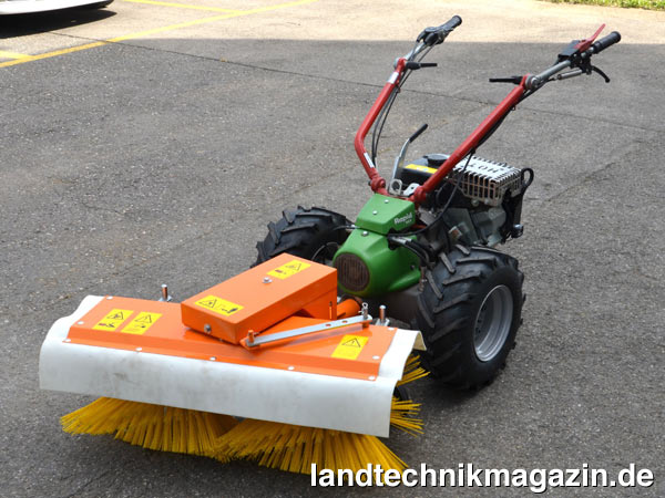 lRapid bietet für den Einachsgeräteträger Rapid REX, der für extreme Steillagen konzipiert wurde, eine 90 cm breite Kombi-Kehrmaschine mit einem Bürstendurchmesser von 35 cm an.