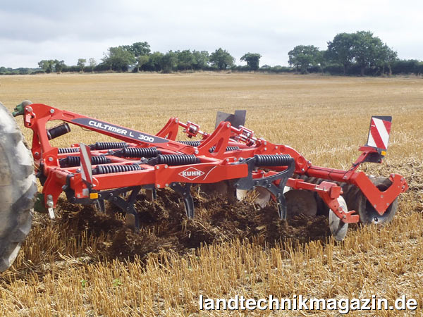 lDie neue Kuhn Universalgrubber-Serie CULTIMER L 100 für den Dreipunkt-Anbau gibt es in starrer Ausführung als CULTIMER L 300 (im Bild) und CULTIMER L 350 mit 3 beziehungsweise 3,5 m Arbeitsbreite.