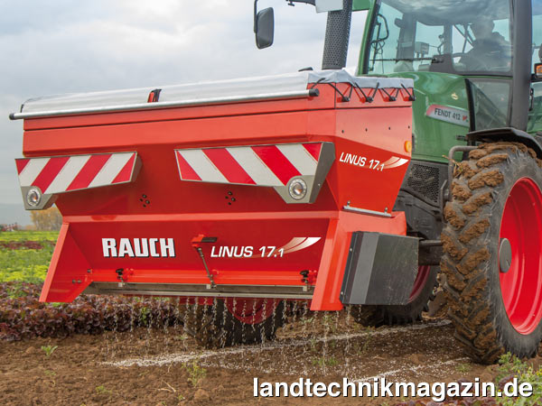 lDer neue Kastendüngerstreuer Rauch LINUS 17.1 mit 175 cm Streubreite verfügt über 1.000 l Behälterinhalt, der sich durch einen optionalen Aufsatz auf 1.300 l erhöhen lässt.