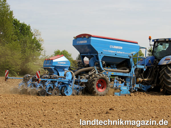 Bild: Die einzelnen Säaggregate der neuen Lemken Azurit (hier 4-reihig mit Lemken Compact-Solitair) werden bedarfsgerecht vom zentralen Saatgutbehälter versorgt. Zwei synchronisierte Lochscheiben vereinzeln die Körner wechselweise auf die zwei Doppelscheibenschare einer DeltaRow-Säeinheit.