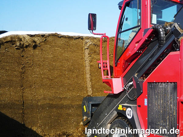 Bild: Das Schneid-Ladesystem des Trioliet Triotrac New Edition hinterlässt eine optimale senkrechte Anschnittfläche am Silostock, wodurch kaum Nacherwärmung der Silage, kein Wassereintritt durch Regen und keine Bröckelverluste entstehen.