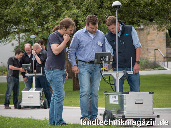 lDie CCI-Schulungswagen im Praxiseinsatz. Die kleinen Wagen enthalten alle wichtigen Bestandteile eines ISOBUS-Systems, bestehend aus einer Batterie, einem ISOBUS-Kabelsatz, dem Terminal mit GPS-Antenne und der Maschinenelektronik.