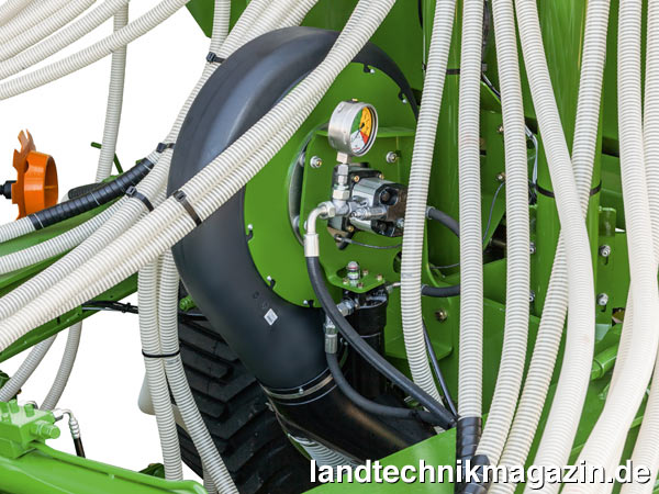Bild: Die neue Amazone Sämaschine Primera DMC 6000 wird mit einem Gebläse geliefert, das nach Herstellerangaben dank Kunststoffgehäuse die Geräuschbelastung senkt. Ab sofort kann die Primera DMC 6000 frei wählbar mit einem Direktantrieb des Gebläses vom Traktor oder mit einem Onboard-Hydraulik-System ausgestattet werden.