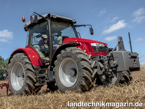 XL-Bild: Die neuen Massey Ferguson Traktoren der Baureihe MF 5700 SL unterscheiden sich von den Vorgängern nur bei den Luftschlitzen in der Motorhaube. Die Serie MF 5700 SL ersetzt die 4-Zylinder-Modelle der Baureihe MF 5600.