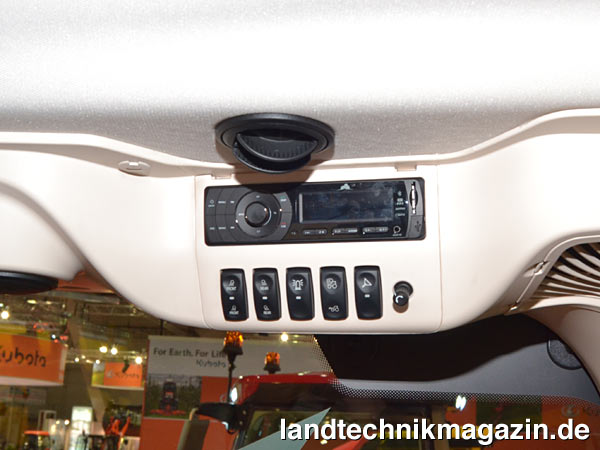 Bild: Lichtschalter und Radio der McCormick X8 Traktoren sind elegant in den Dachhimmel integriert und gut erreichbar. Bild: Lichtschalter und Radio der McCormick X8 Traktoren sind elegant in den Dachhimmel integriert und gut erreichbar.