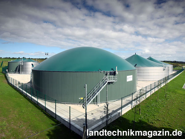 XL-Bild 2: Die beiden 3.573 Kubikmeter großen Fermenter der Weltec Biogasanlage aus Edelstahl in ...