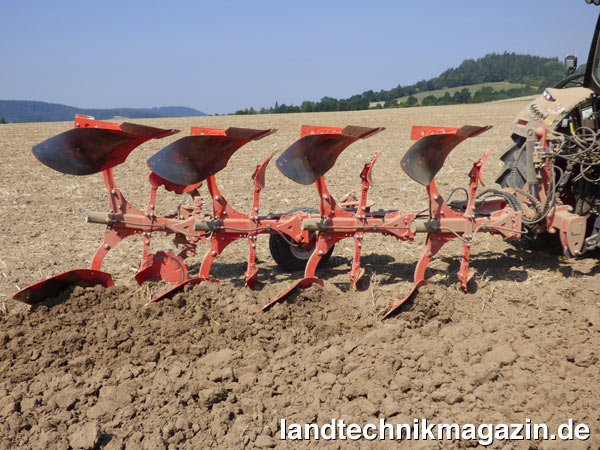 lZur Agritechnica 2015 präsentiert Maschio mit den neuen UNICO M und L erstmals eine Pflug-Baureihe. Die 4-, 5-, und 6-Schar Drehpflüge verfügen wahlweise über eine Steinsicherung durch Abscherschraube oder über eine hydraulische Steinsicherung.
