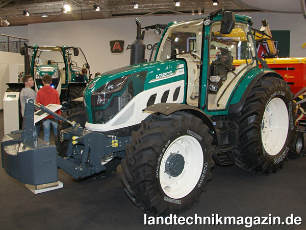 lAuf der Agritechnica 2015 präsentierte Lovol Arbos erstmals die neue Traktoren-Baureihe Arbos 5000 mit den vier Modellen Arbos 5100, 5110, 5120 und 5130, die einen Leistungsbereich von 100 bis 130 PS abdecken.