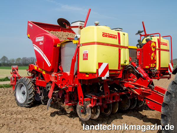 XL-Bild: Die Fassanlage Grimme TS 820 ist zugleich für den Heckanbau in Kombination mit einer Legemaschine entwickelt worden. Je nach Ausstattung und Leistung des Traktors, können die Anlagen über die Zapfwelle, hydraulisch vom Traktor oder vom Steuerblock der Legemaschine betrieben werden.