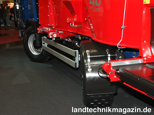 Bild: Der neue selbstfahrende Futtermischwagen SILOKING SelfLine 4.0 System 500+ 2519 ist vierradgelenkt, um gute Wendigkeit zu bieten, wie sie enge Hofstellen erfordern.