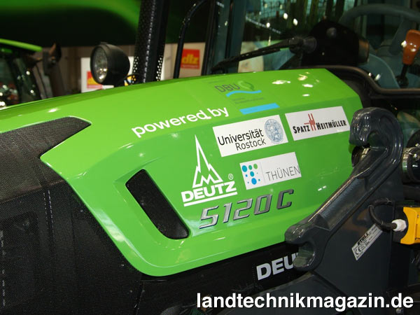 Bild: Der Deutz-Fahr Erdgas-5120C ist das Produkt der erfolgreichen Zusammenarbeit mit der Universität Rostock, der Deutz AG und des Thünen-Instituts für ökologischen Landbau, gefördert von der Deutschen Bundesstiftung Umwelt. Alle Projektpartner bekamen ihren Platz auf der Motorhaube des neuen 5120C Methangas Traktors.