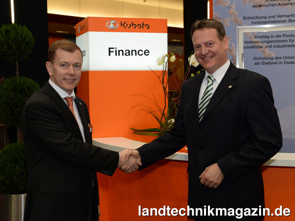 lWerner Reyerding, Head of Sales bei BNP Paribas Leasing Solution (rechts) und Mel McGlinchey, Vice President bei Kubota (Deutschland) GmbH, gaben auf der Agritechnica 2015 den Startschuss für Kubota Finance in Europa. Damit steht ab sofort Landwirten und Lohnunternehmern ein auf Kubota Traktoren spezialisierter Finanzierungsservice zur Verfügung.