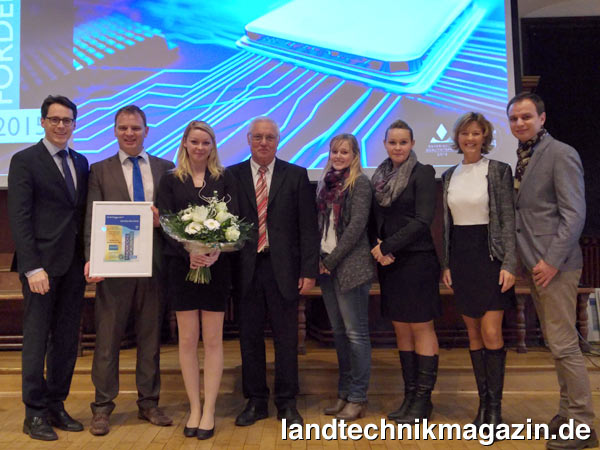 lFenecon erhielt kürzlich den Innovationspreis der Stadt Deggendorf. Von links nach rechts: Dr. Christian Moser (Oberbürgermeister von Deggendorf), Franz-Josef Feilmeier, Alexandra Feilmeier, Prof. Reinhold Markmiller (Technische Hochschule Deggendorf, Laudator), Nicole Miedl, Christina Schumacher, Karin Wahler und Stefan Feilmeier.