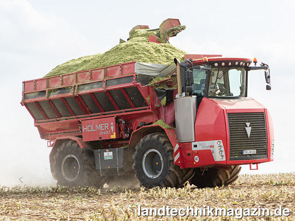 lDer 2014 als Prototyp getestete Holmer Multibunker MB 35 für den Terra Variant ist nun serienreif. Der Holmer Multibunker MB 35 kann nun mit Rüben, Häckselmais und Ganzpflanzensilage genutzt werden.
