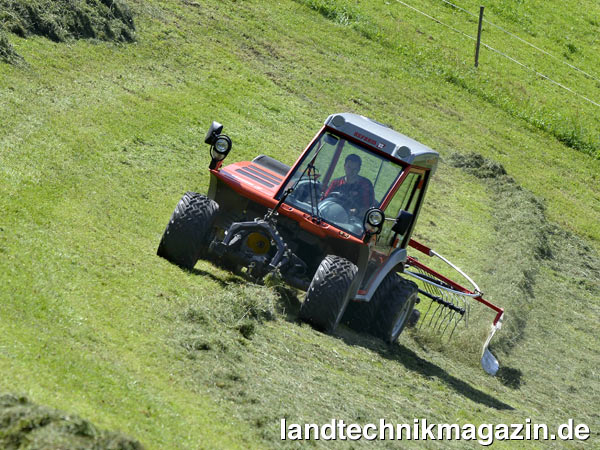 lDer neue Lely Einkreisel-Schwader Hibiscus S 330 Alpincontrol kann Traktorspuren in Kurven folgen, bringt deshalb Schwadtuch und Gutauswurf in die richtige Position und stellt so die Qualität der Schwade sicher.