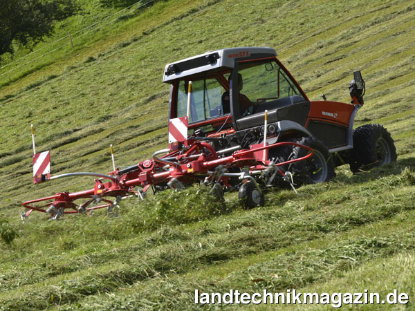 Bild: Der Zettwender Lely Lotus 400 Stabilo Alpincontrol Konzept wird von der Stabilo Lenkvorrichtung mit den vier Drehpunkten gesteuert. Beim Anheben verriegelt die Stabilo Lenkvorrichtung automatisch und soll selbst im Gefälle verhindern, dass der Zettwender unerwartete Bewegungen macht.