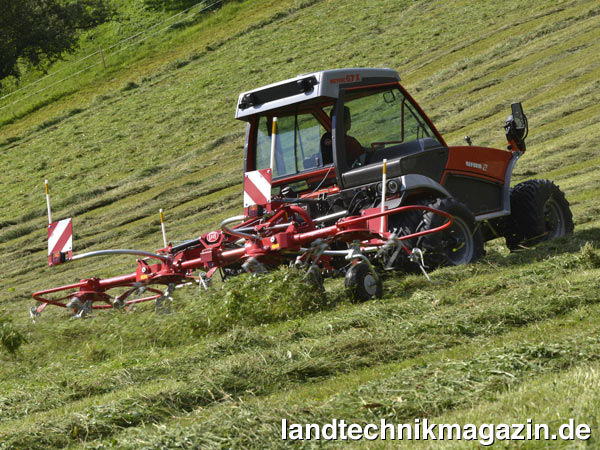 XL-Bild: Der Zettwender Lely Lotus 400 Stabilo Alpincontrol Konzept wird von der Stabilo Lenkvorrichtung mit den vier Drehpunkten gesteuert. Beim Anheben verriegelt die Stabilo Lenkvorrichtung automatisch und soll selbst im Gefälle verhindern, dass der Zettwender unerwartete Bewegungen macht.