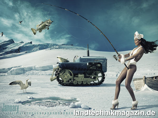Bild: Im Januar begleiten wir das Model in der limitierten Edition des Zetor Kalenders 2016 zum Eisangeln. Die Sandaletten sind vielleicht etwas ungewöhnlich zu dieser Jahreszeit, aber die Unternehmung ist von Erfolg gekrönt.